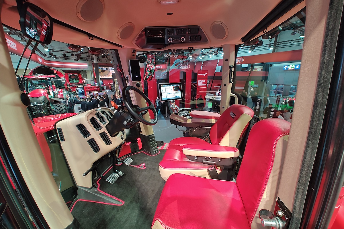 Interno cabina davvero spazioso per il nuovo modello di Quadtrac 715 esposto allo stand Case IH ad Agritechnica 2023